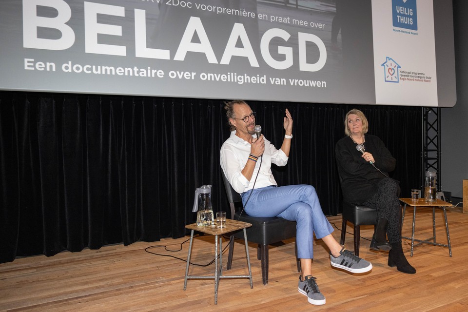 Wethouder Marjon van der Ven en Karsten Ringnalda van Veilig Thuis bespreekt na afloop van de documentaire ’Belaagd’.