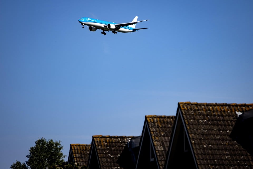 Een vliegtuig boven woningen in de omgeving van Schiphol.