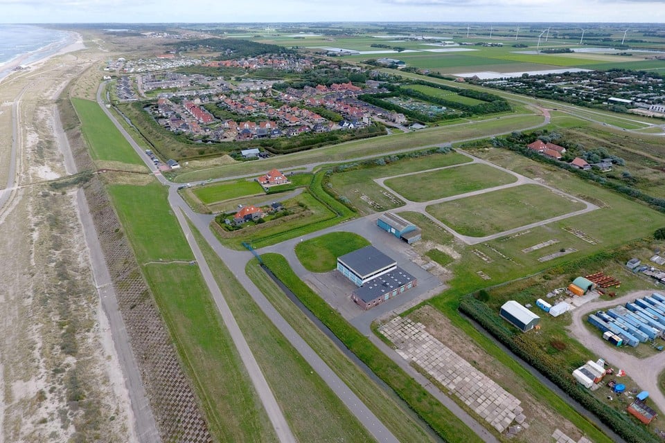 Het terrein aan de Zuiderhazedwarsdijk in Petten waar de 225 asielzoekers worden gehuisvest.