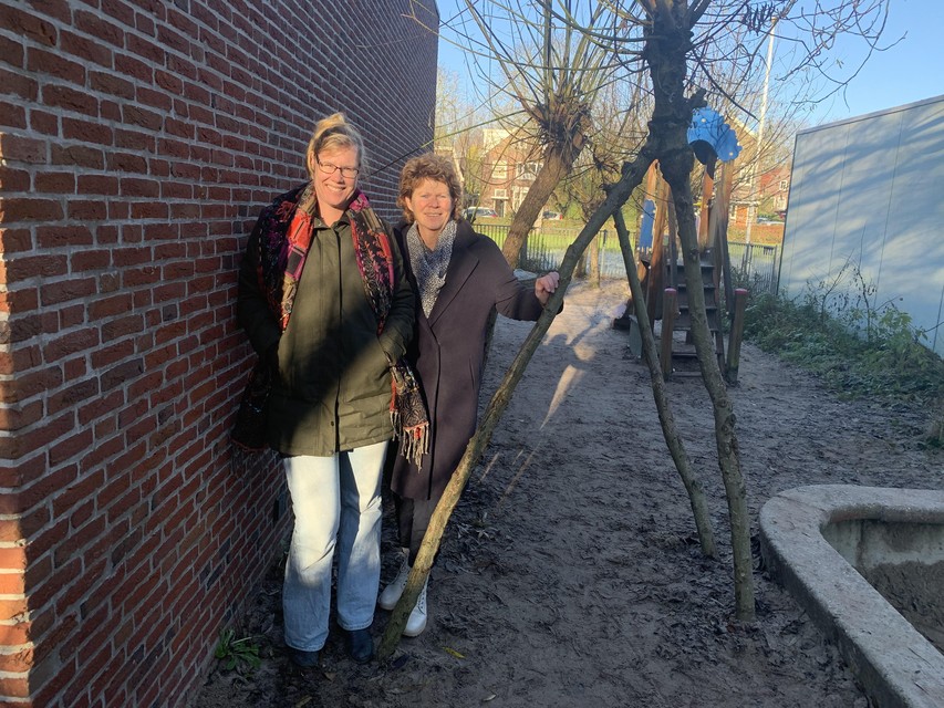Leidster Mara Kos en directeur Marga Hendriks in de natuurtuin van De Peutertuin.