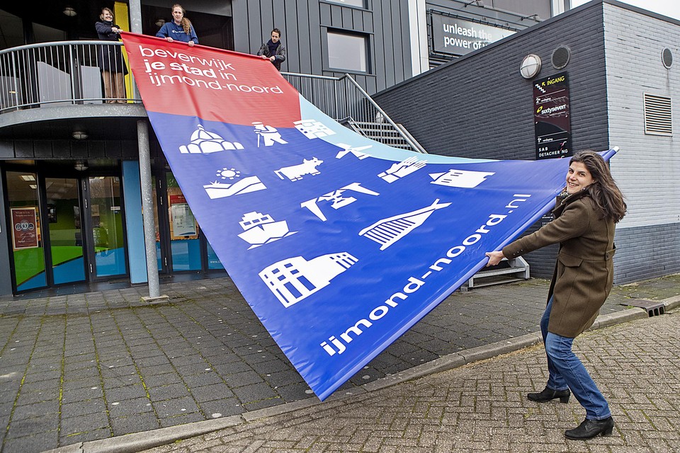 Wethouder Brigitte van den Berg hangt een van de eerste banners op bij Sixtyseven, het communicatiebureau dat het stadsimago mede vorm gaf.