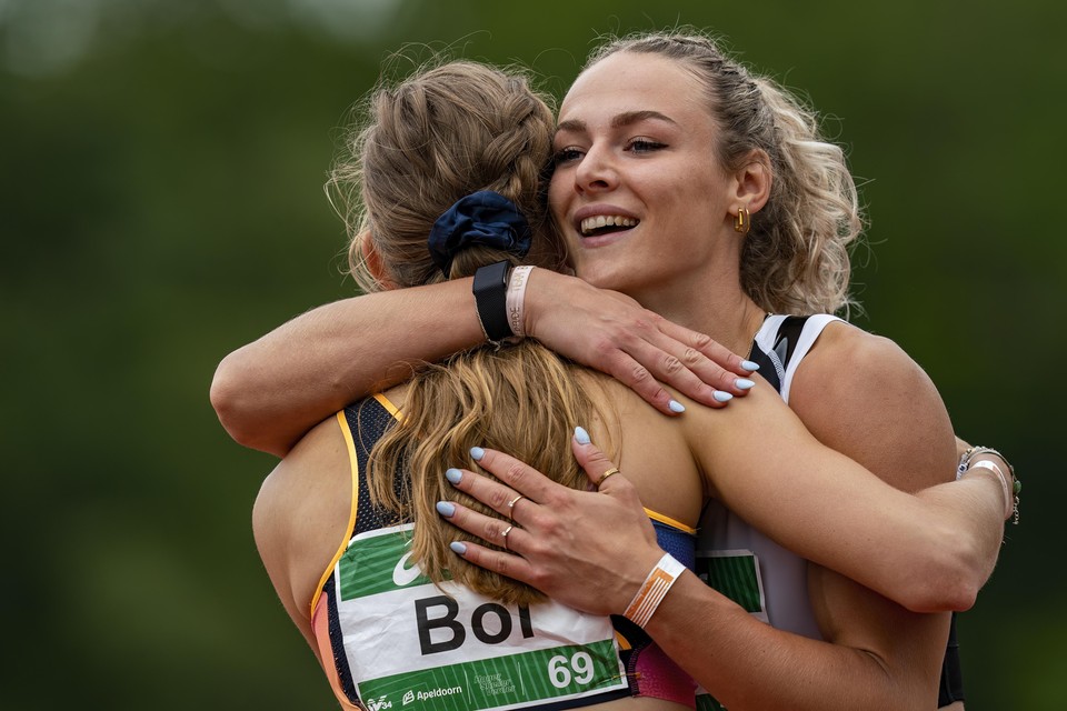 Lieke Klaver wordt na haar winst op de 200 meter gefeliciteerd door Femke Bol.