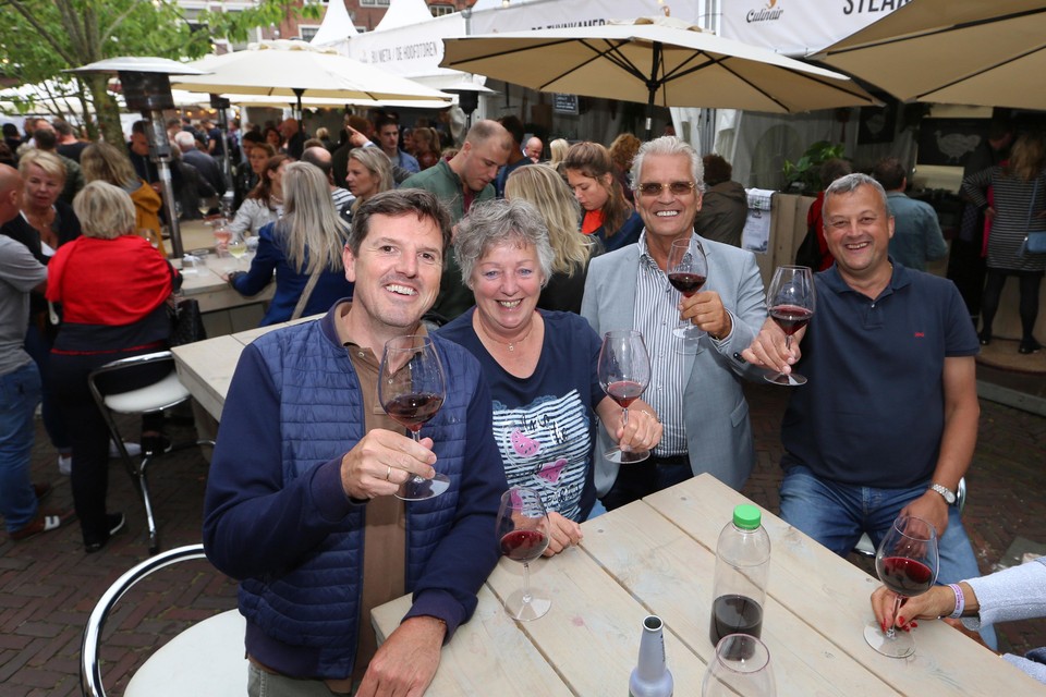Bezoekers van Culinair Hoorn heffen het wijnglas.