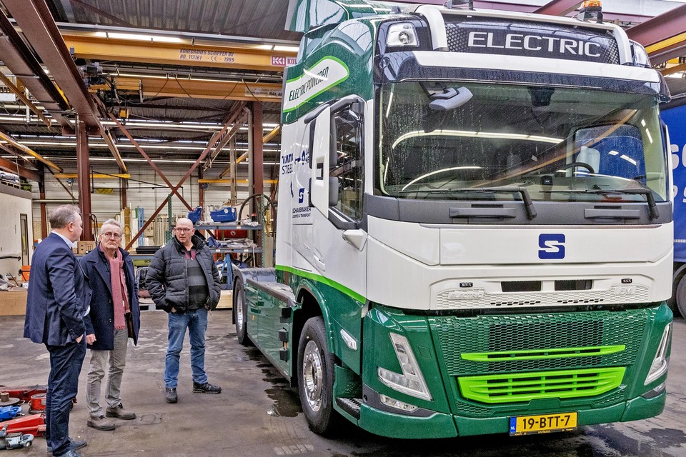 Directeur Rico Schavemaker laat voor het eerst de elektrische truck aan wethouder Teun-Jan Tabak zien.