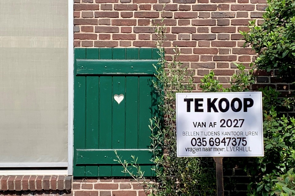 Het bord in de voortuin van Henk Veenendaal.