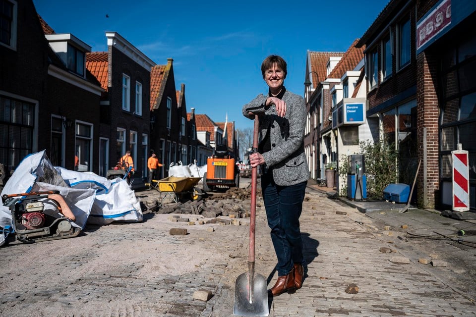 Wethouder Astrid van de Weijenberg op het Noordeinde in Monnickendam, waar de overlast tijdelijk vooral wordt veroorzaakt door werk aan de weg.