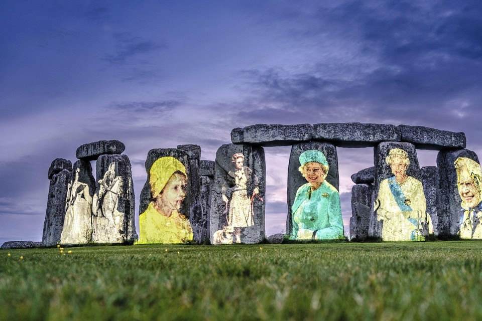 Ter ere van haar jubileum werden foto’s van koningin Elizabeth afgebeeld op Stonehenge.
