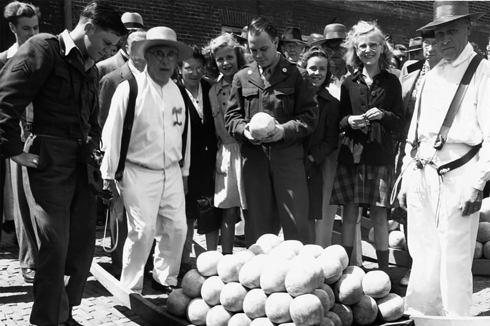 Amerikaanse soldaten brengen na de bevrijding op 7 juni 1945 een toeristisch bezoekje aan de Alkmaarse kaasmarkt.