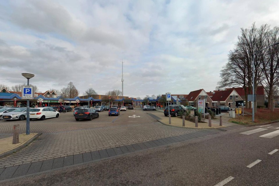 Winkelcentrum ’t Spil in Monnickendam met daarachter in het midden de sporthal.
