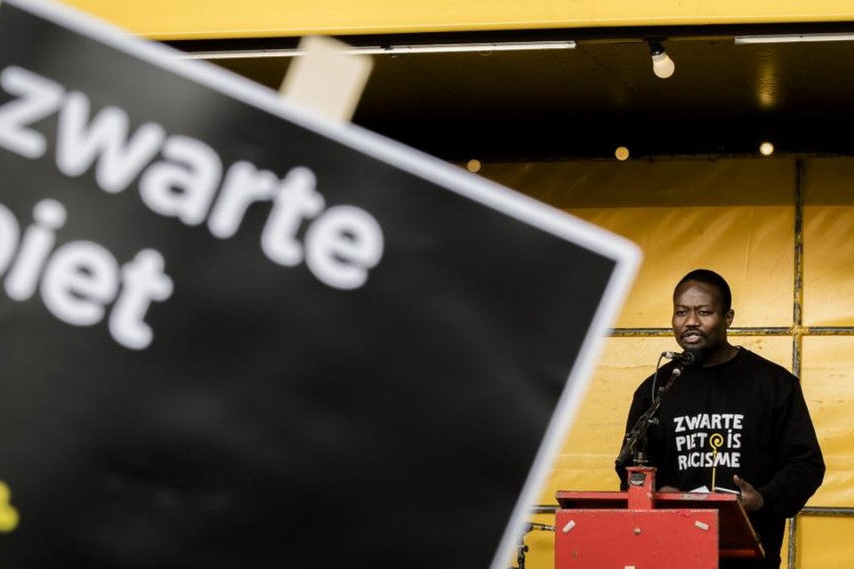 2016: Anit-Zwarte Piet activist Jerry Afriyie tijdens een demonstratie van de actiegroep 'Kick Out Zwarte Piet'.