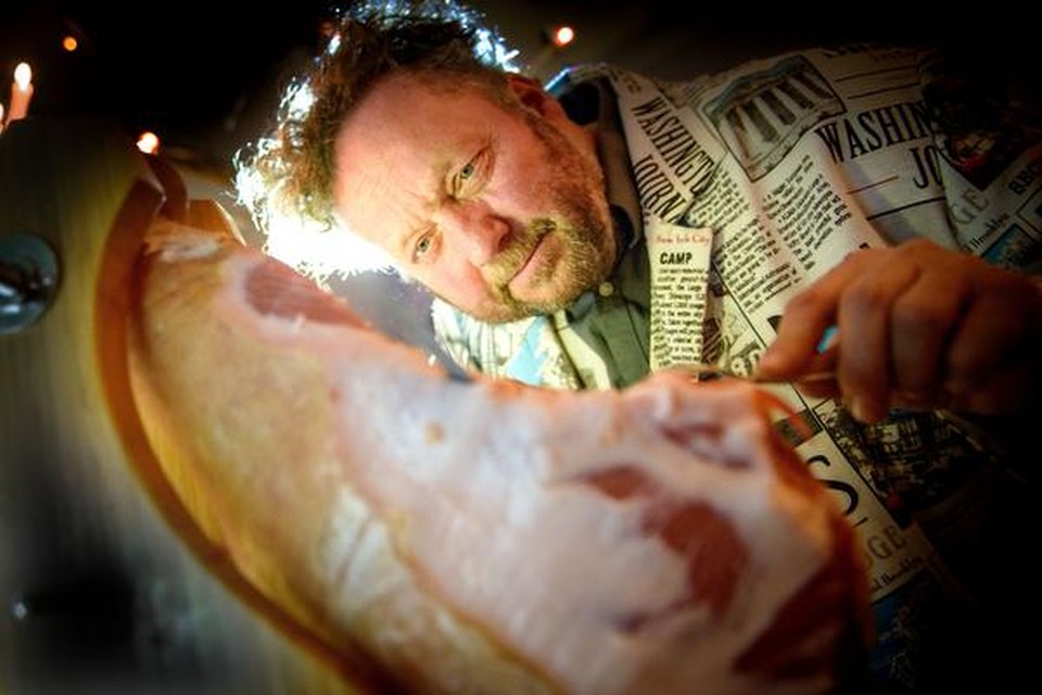 
Jurriaan Geldermans snijdt een speciaal door hem uit Frankrijk meegenomen Bourgondische ham aan voor het aperitief. 
