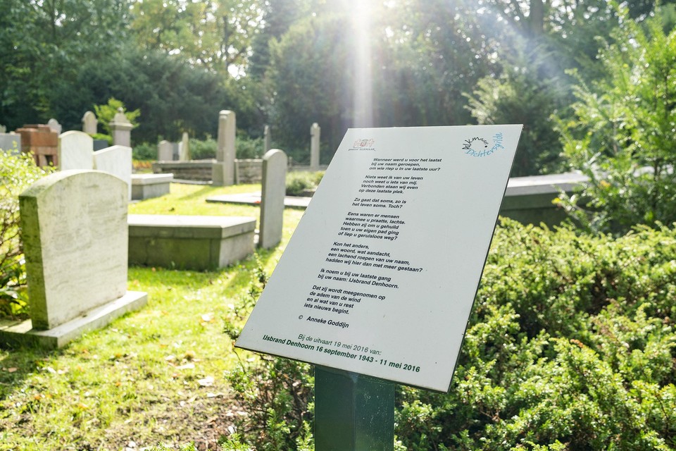 Een van de gedichten op de begraafplaats aan de Westerweg in Alkmaar, geschreven bij een eenzame uitvaart.
