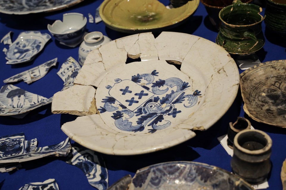De meest voorkomende vondsten zijn aardewerken potten, borden en schalen.