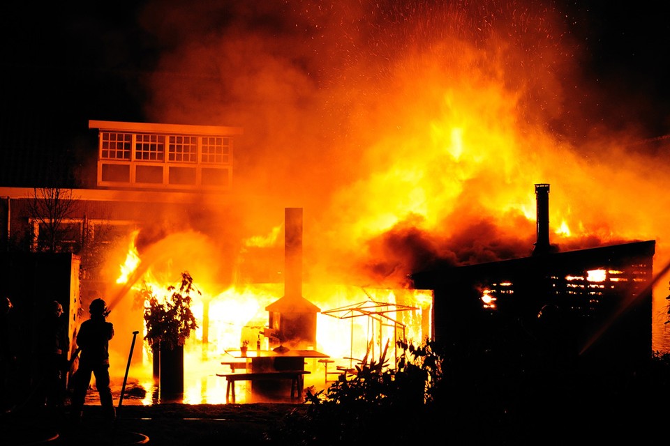 Metershoge vlammen bij Theresiaschool in Warmenhuizen. Foto Maurice Amoureus