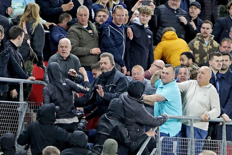 De AZ-hooligans vielen in het stadion publiek van West Ham aan.