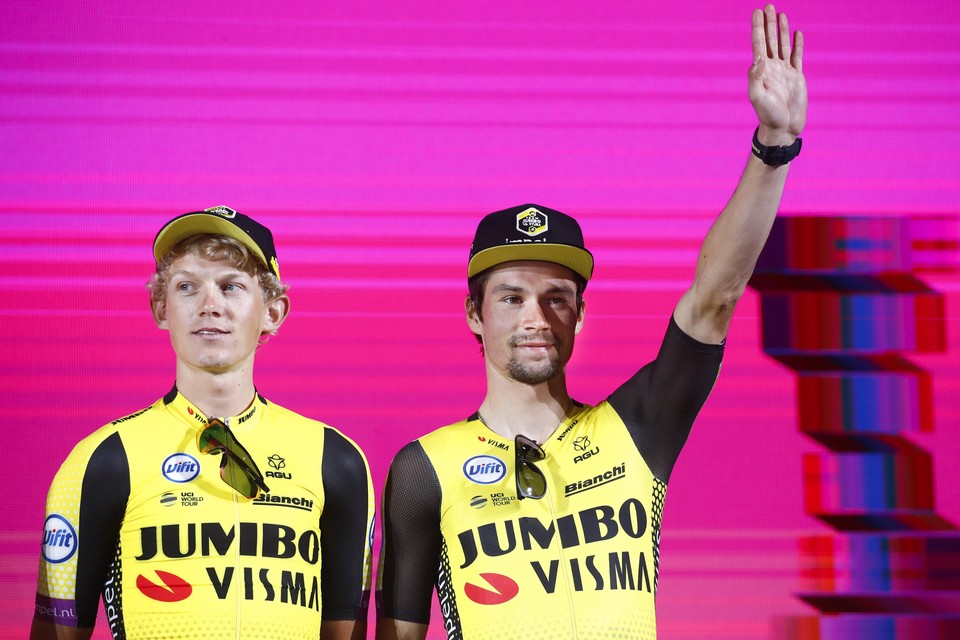 Koen Bouwman (links) was tijdens de Giro de knecht van Primoz Roglic.