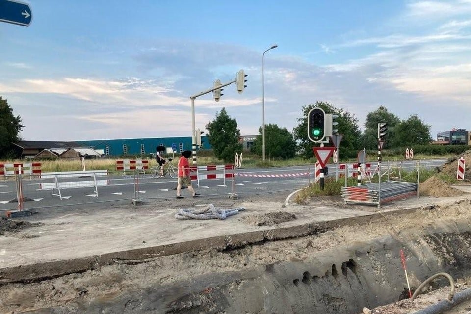 Twee verkeershufters hebben lak aan de afzettingen en steken de A.C. de Graafweg over bij de kruising Breestraat/Middelweg.