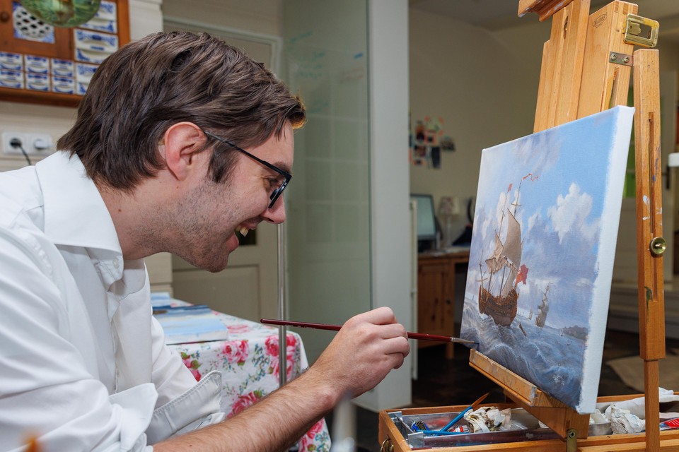 De 28-jarige Thijs Visser, die in zijn vrije tijd zeventiende-eeuwse zeilschepen schildert: ,,Ik heb enorm veel zin om aan de slag te gaan.”