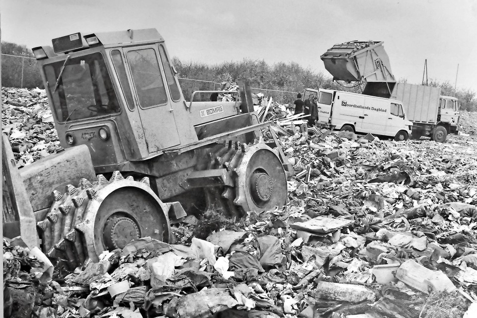 Met speciale walsmachines werd het afval op de stortplaats in Westwoud geplet.