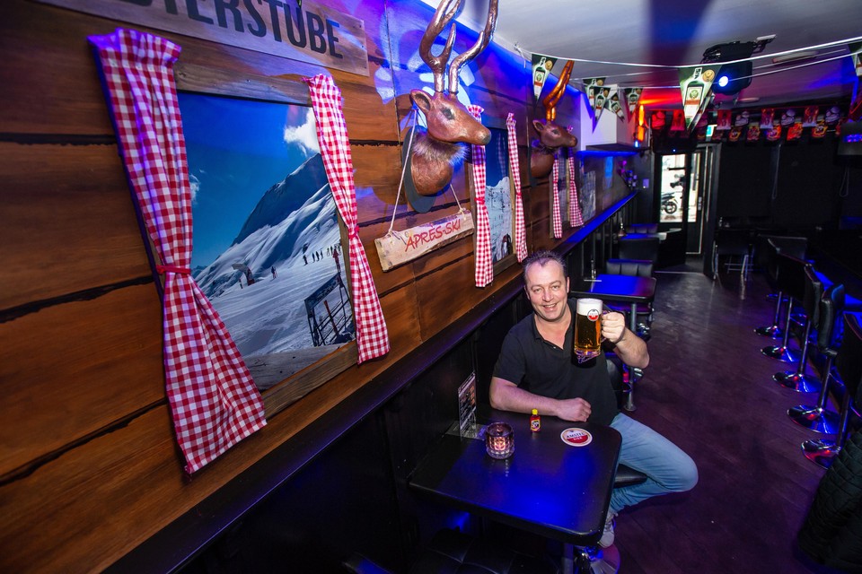 Dan van der Dam heeft zijn café weer omgebouwd tot après-skihut.