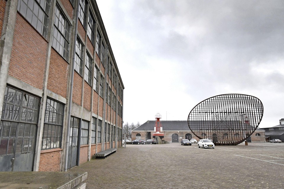 In de gebouwen 72 (links) en 66 (achtergrond) op Willemsoord moet het nieuwe stadhuis komen.