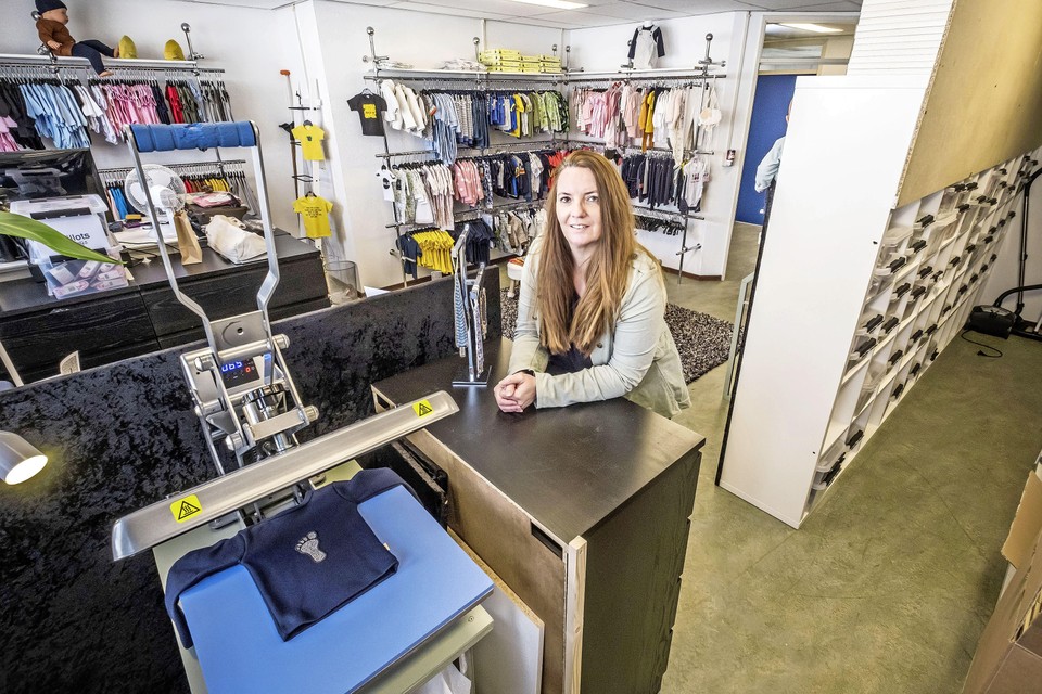 Ing Steenbeek in haar webshop waar ze ook op afspraak kleding verkoopt.
