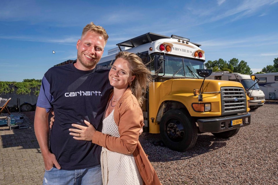 Roos en Gabby verbouwden eigenhandig een Amerikaanse schoolbus tot rijdend paleisje.