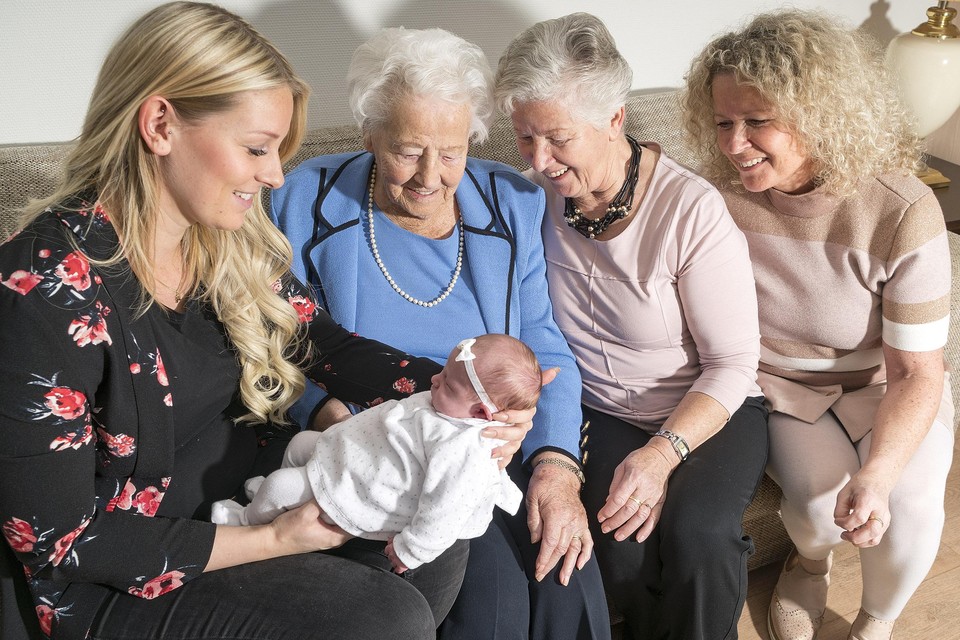 Beaudine, Fie, Elly en Petra verwelkomen de vijfde generatie: de baby River Liv