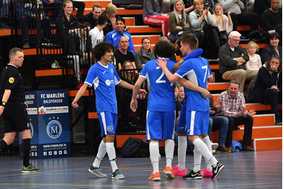 Nabil Akaazoun heeft de 1-0 gemaakt en gaat dat vieren met zijn ploeggenoten Issy Hamdaoui, Jeroen Kossen en Nigel Wijdenbosch.