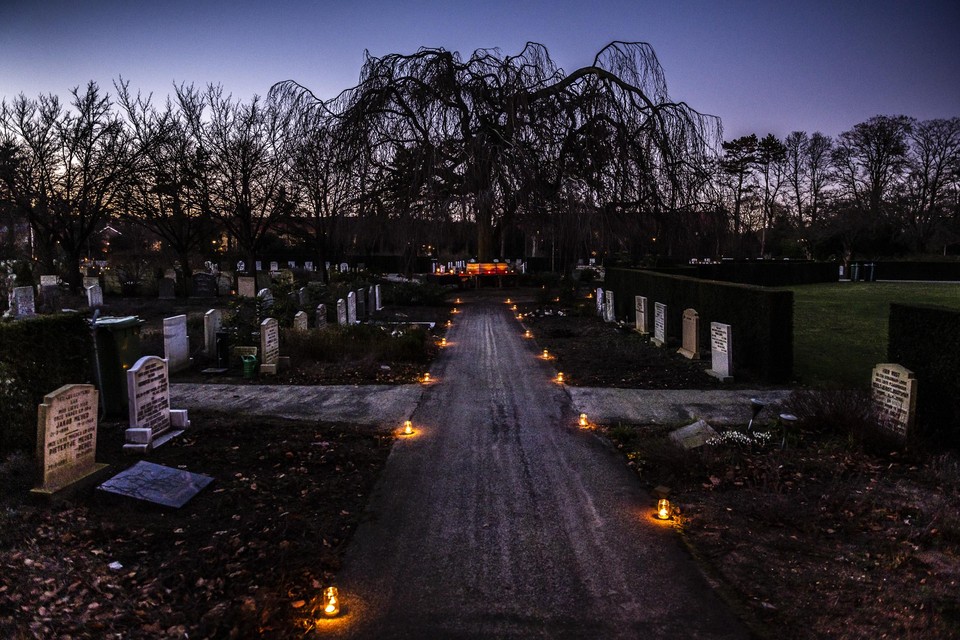 Lichtjesavond op de Nieuwe Algemene Begraafplaats in Huizen.