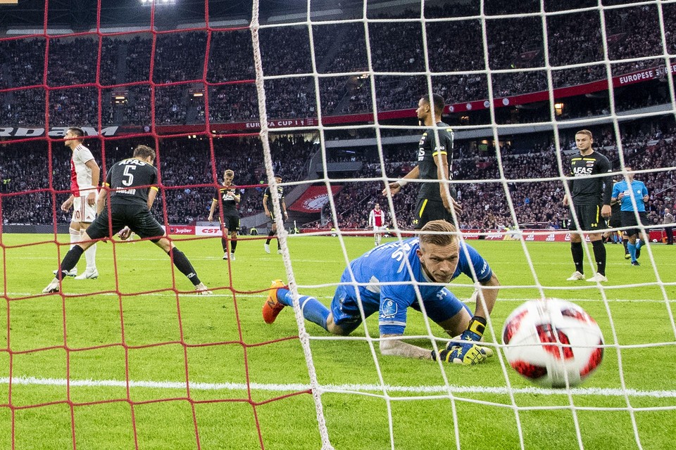 AZ-keeper Marco Bizot na een van de vijf tegendoelpunten in de uitwedstrijd tegen Ajax van dit seizoen.