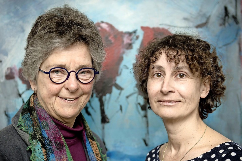 Paula Irik (l) en Irene_Kruijssen (geportretteerd voor een schilderij van Carolina Paulussen).