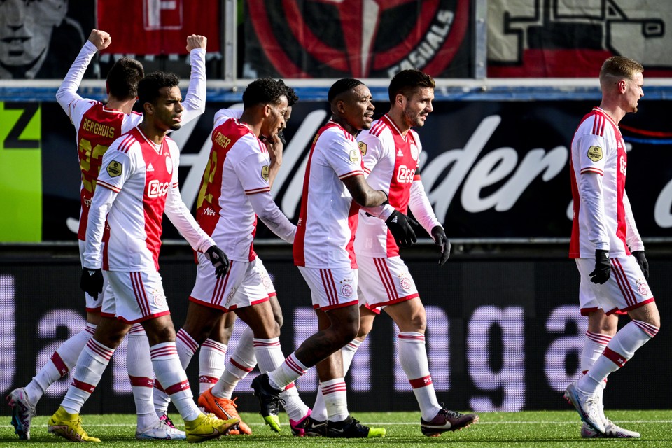 Ajax viert de 0-2 van Steven Berghuis tegen SC Cambuur.