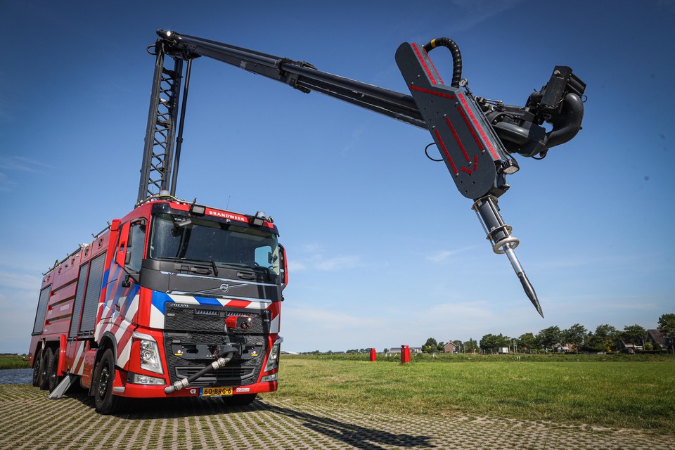 De nieuwe aanwinst voor de regionale brandweer: 500 pk, 35 ton gewicht en multi-inzetbaar.