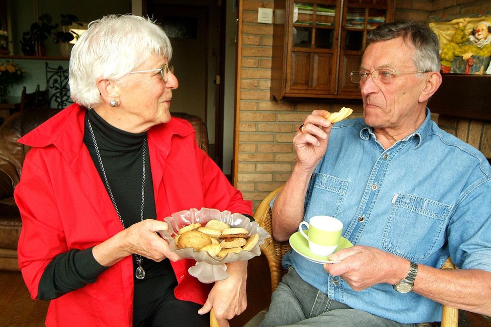 Truus Rozemeijer biedt haar (in 2016 overleden) man Jan Stander een 'koekje van eigen deeg' aan.