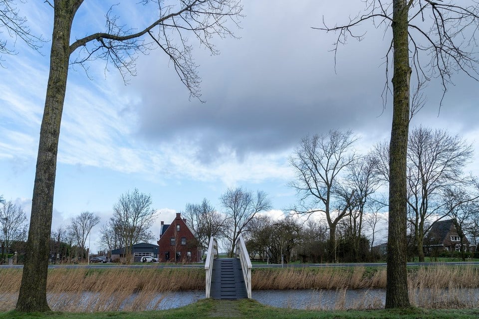 Het bruggetje is een pittoresk element in het landschap, vindt Sasja Spek van de Senioren Partij Alkmaar.