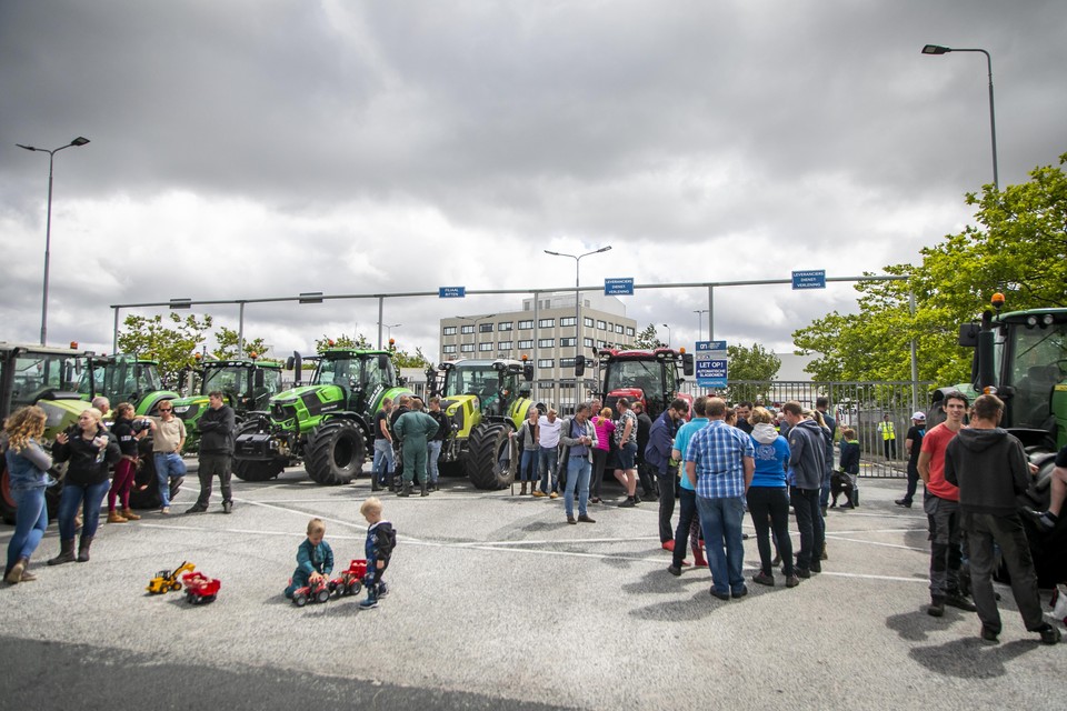 Voor de deur van het distributiecentrum in Zaandam is naast tientallen tractoren en boze boeren ook ruimte om te spelen.