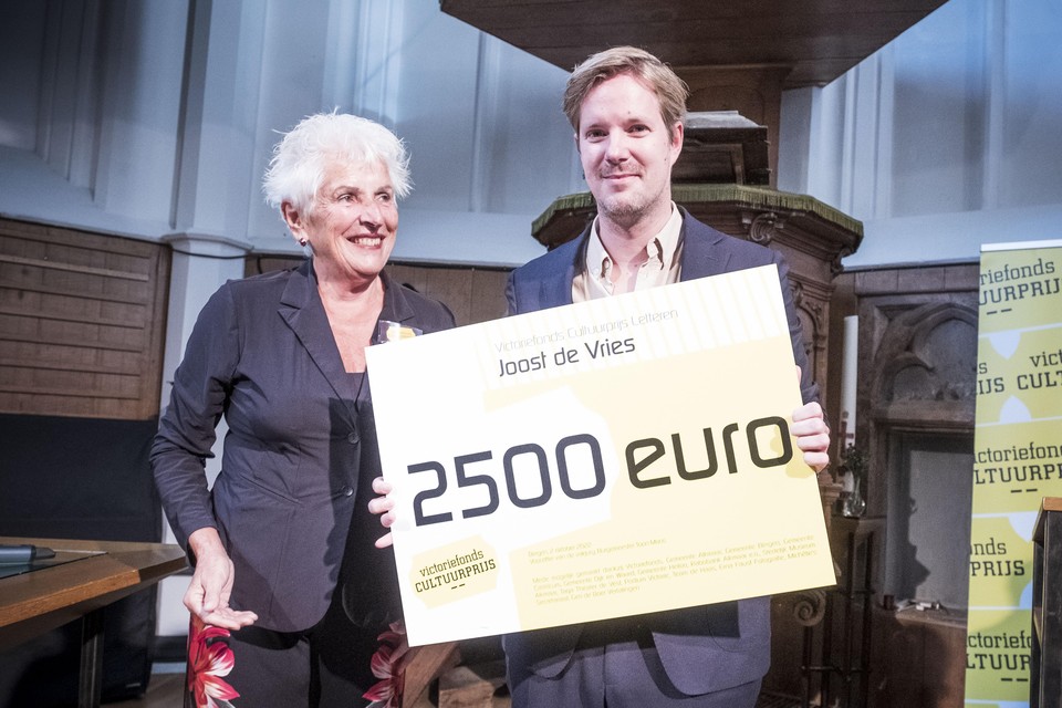 Joost de Vries heeft in korte tijd een rijk oeuvre opgebouwd. Hij kreeg de prijs uit handen van oud-burgemeester van Bergen, Hetty Hafkamp.