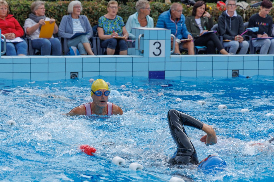 Jan Smit in actie tijdens het zwemmen. ,,Ik ben een van de weinigen die nog de schoolslag doet.”