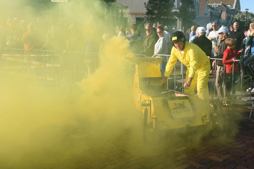 De laatste editie van de zeepkistenrace in Wijk aan Zee: het publiek moet even naar adem happen nadat er deze rokende zeepkist langskwam.