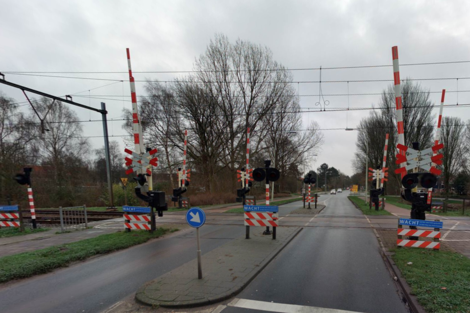 De spoorwegovergang op de Middelweg in Hoorn.
