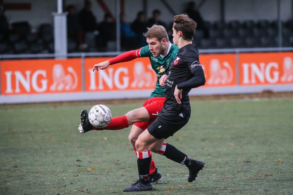 Jurre Duijn van De Zouaven probeert de bal langs HBS-speler Mathijs Harthoorn te spelen.