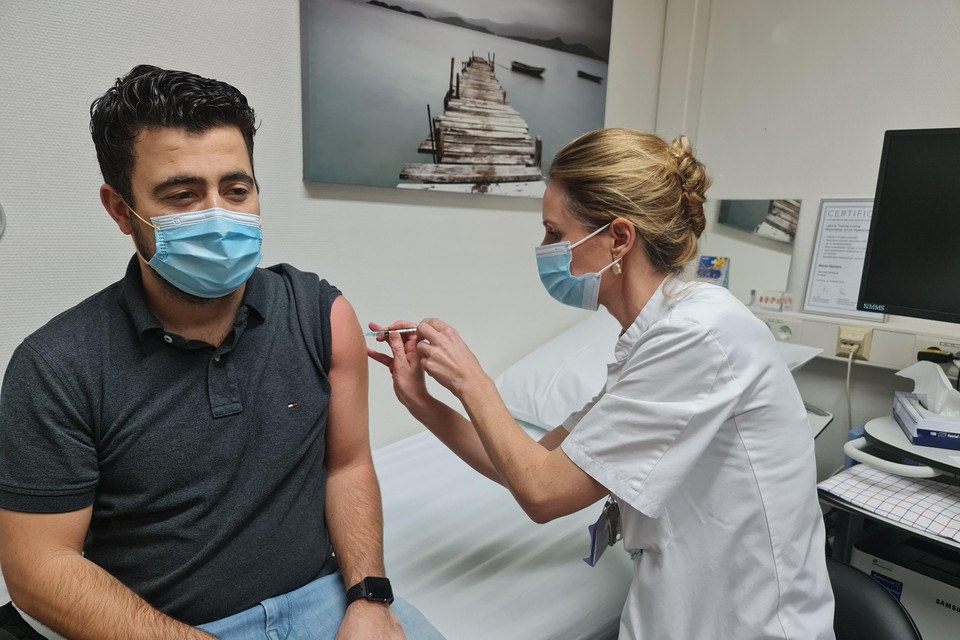 Een medewerker van het RKZ ontvangt zijn tweede prik tegen het coronavirus.