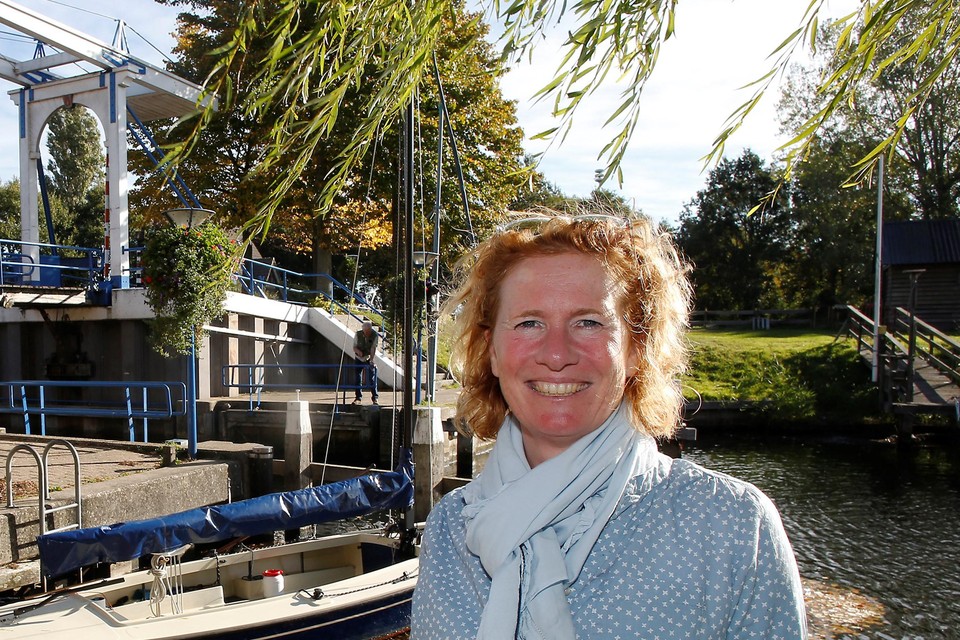 Nicolette van Gorp is met enkele andere oud-brugwachters bezig met de oprichting van een nieuwe vereniging om ook in het nieuwe jaar weer de brug in de Aanloophaven in Huizen te gaan bedienen.