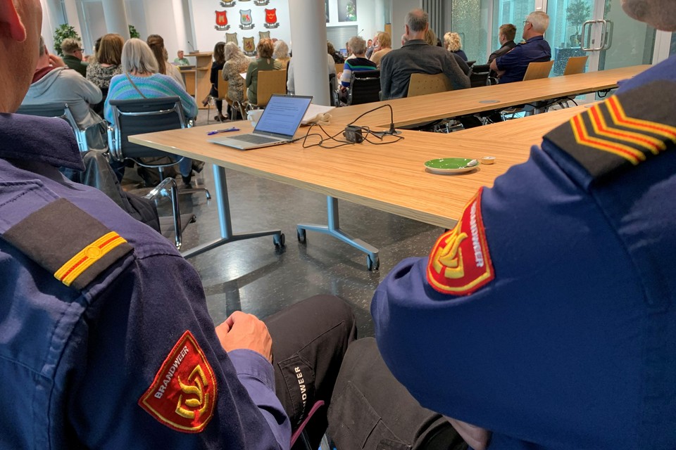 Brandweerlieden woonden onlangs de raadsvergadering in Koggenland bij.