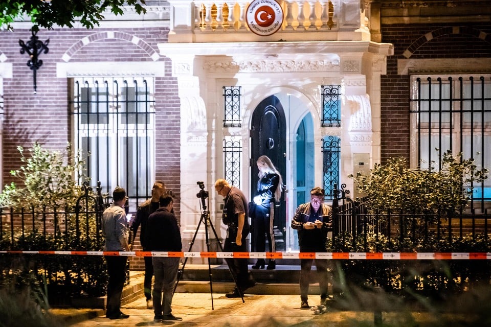 De politie doet onderzoek voor het Turkse consulaat bij het Museumplein.