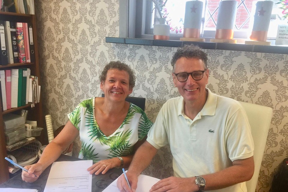 Anja de Jong-Kempeneers en Roeland Gravestein ondertekenen de huurovereenkomst aan de koffietafel in het Arker Boetje.