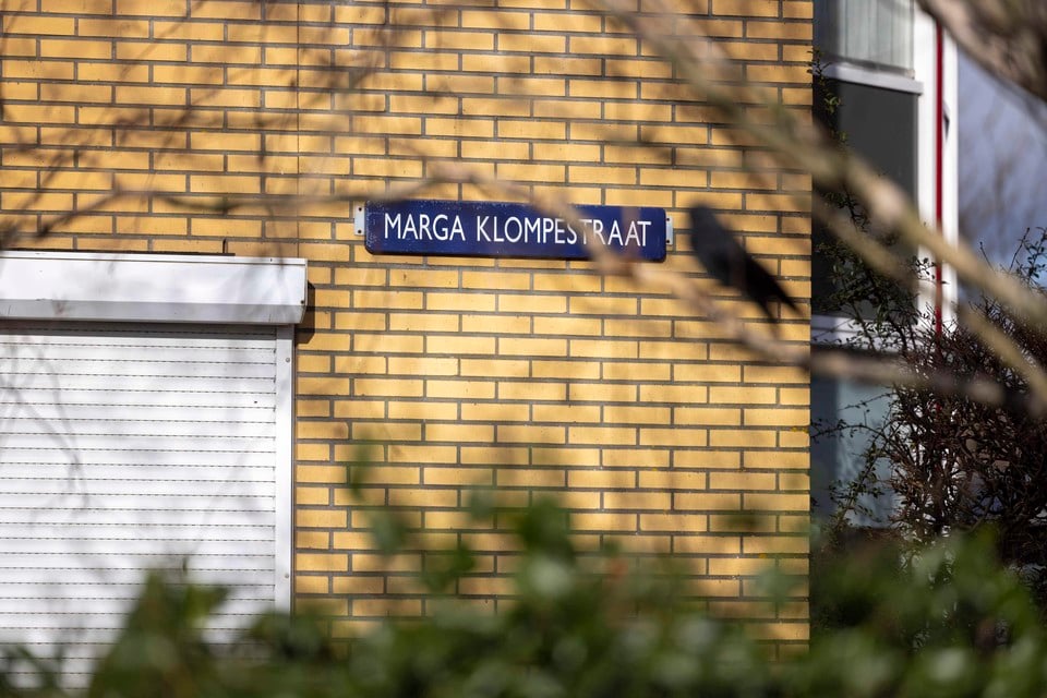 De Marga Klompestraat is een van de weinige straatnamen in Zaanstad.