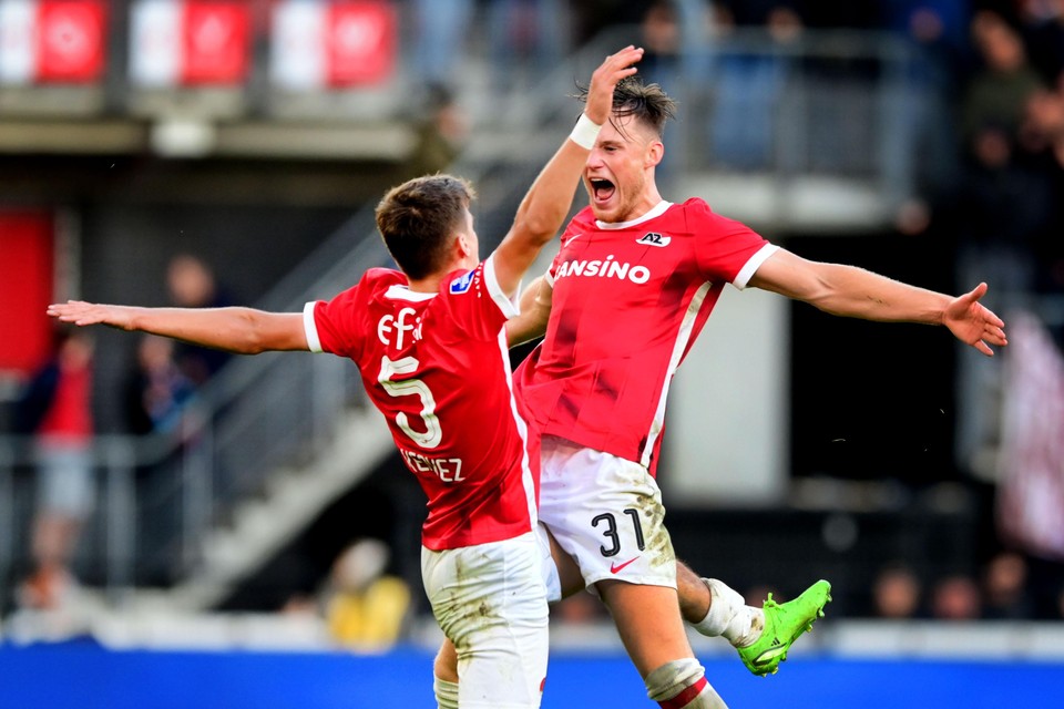 Milos Kerkez en Sam Beukema vieren op hun eigen wijze de 2-1 overwinning op Ajax.