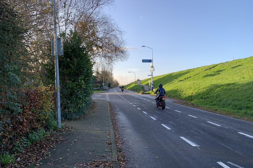 Verwarring over de nieuwe lijnen op de Dijkweg: er komen gewoon fietssuggestiestroken.